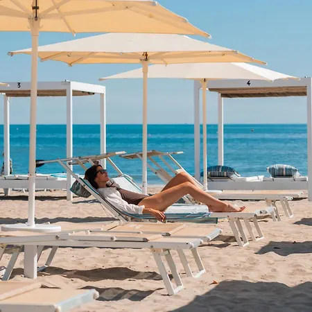 Hotel Liberty Beach - Parking & Beach-2